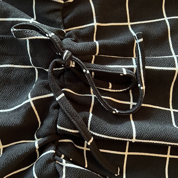 Halter top black and white romper with keyhole cut out in back size S - Picture 2 of 4